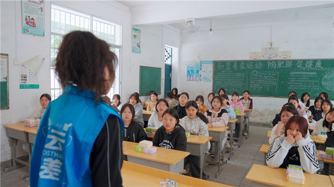 橙香馥郁彩云追 ——“微笑云朵”甜润赣南“小橙子”的未来