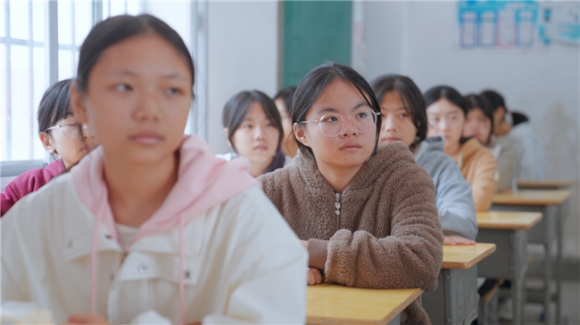 橙香馥郁彩云追 ——“微笑云朵”甜润赣南“小橙子”的未来