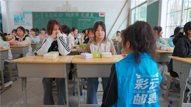 橙香馥郁彩云追 ——“微笑云朵”甜润赣南“小橙子”的未来