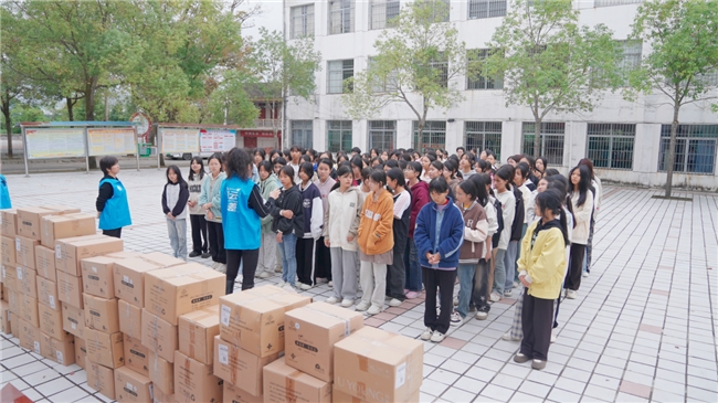 橙香馥郁彩云追 ——“微笑云朵”甜润赣南“小橙子”的未来