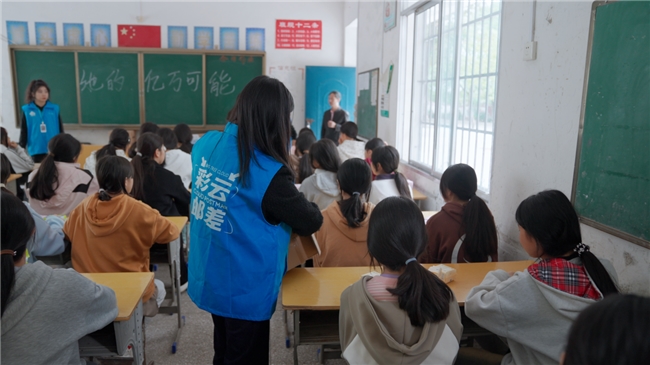 橙香馥郁彩云追 ——“微笑云朵”甜润赣南“小橙子”的未来